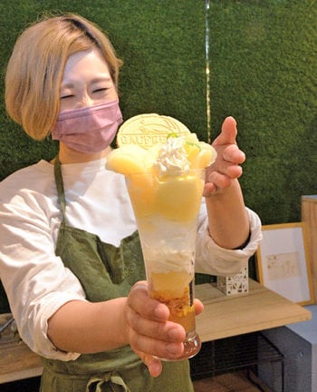 パフェを紹介する大久佐唯店長＝米子市米原６丁目、スマイルキッチンノンカフェ