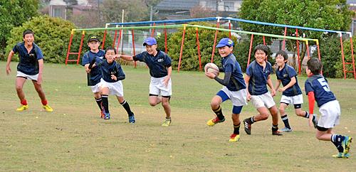 松江ラグビースクールの練習で仲間たちとラグビーを楽しむ主将の角澄大君（右から４人目）＝松江市立朝酌小学校校庭