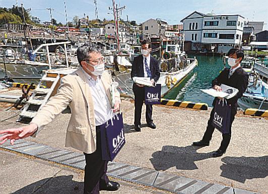 舩杉力修准教授（左）と調査成果を確認する日本国際問題研究所の関係者＝島根県隠岐の島町港町