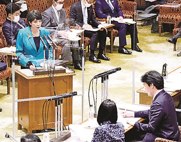 参院予算委で、放送法の「政治的公平」に関する総務省の行政文書について答弁する高市早苗氏＝８日