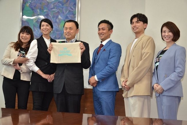 丸山達也知事(左から3人目)にミューズフェスをPRするAIさん(同2人目)、岡田雄磨さん(同4人目)、瀬崎良太さん(同5人目)など出演者たち=松江市殿町、島根県庁