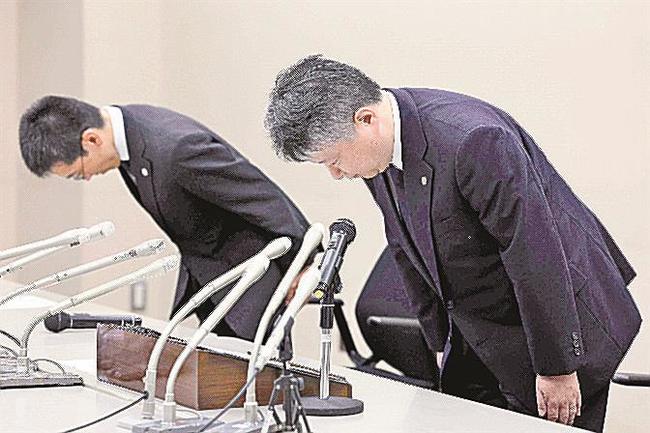 重大少年事件の記録廃棄問題で記者会見し、謝罪する最高裁の小野寺真也総務局長（右）＝25日、東京都千代田区