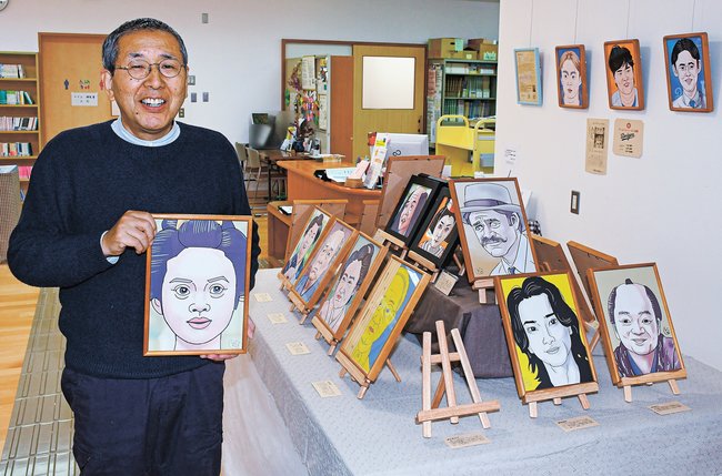 似顔絵展の作品を紹介する細田滋さん＝雲南市大東町大東、市立大東図書館