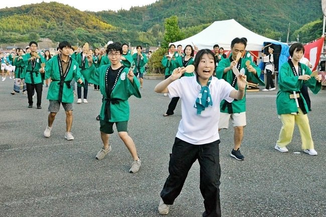 久々に町に戻り、キンニャモニャ踊りを楽しむ「大人の島留学」経験者ら＝島根県海士町福井、キンニャモニャセンター前