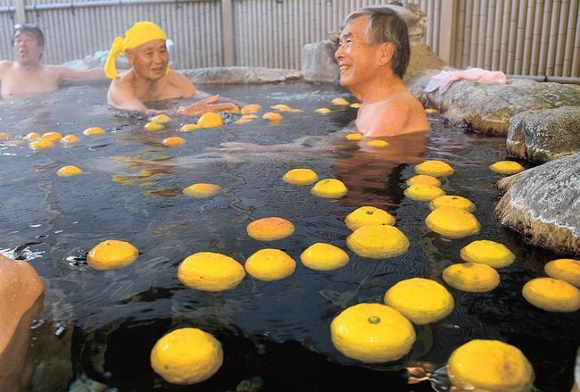 「ゆず湯」を楽しむ入浴客=益田市美都町宇津川、美都温泉湯元館