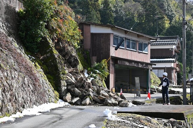 地震の影響で崩れ、道をふさいだ石垣=1月6日、鳥取県伯耆町上細見