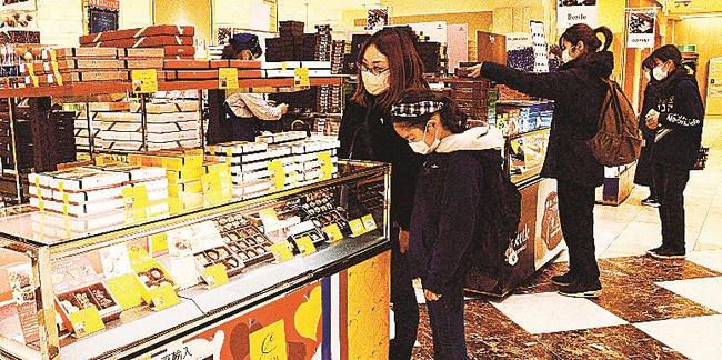 チョコレートを買い求める来店客でにぎわう特設売り場＝米子市西福原２丁目、米子しんまち天満屋