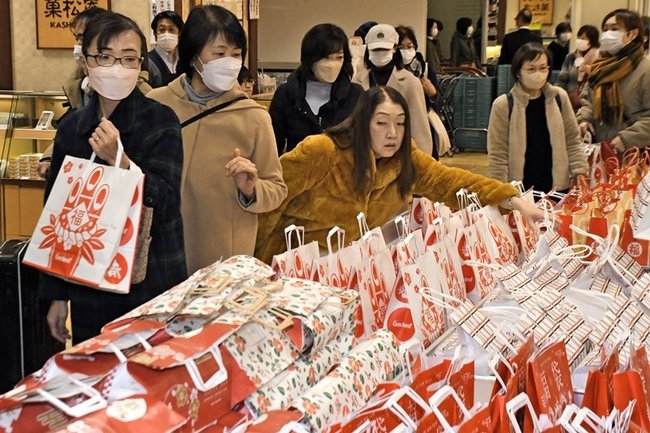食料品の福袋を買い求める来店者＝松江市朝日町、一畑百貨店