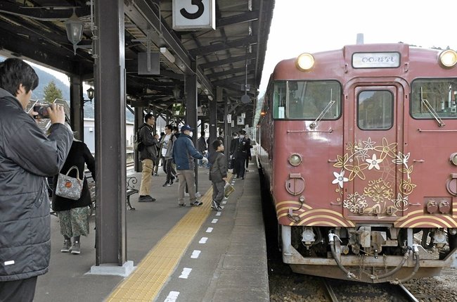 ＪＲ津和野駅に到着した観光列車「○○のはなし」＝島根県津和野町後田