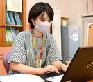 放課後、保健室で報告書作りのためパソコンに向かう藤田志奈さん＝松江市島根町加賀、市立島根中学校