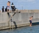 岸壁から飛び込む高校生