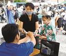 新聞遊びコーナーを楽しむ来場者＝出雲市今市町北本町４丁目、出雲プロジェクト用地