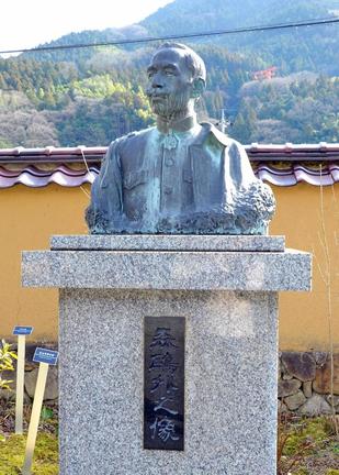 森外記念館の入り口にある森鴎外の銅像＝島根県津和野町後田