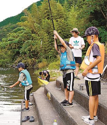 ブルーギルを釣り上げる子ども（右から３人目）＝島根県美郷町潮村、江の川