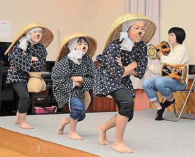 本番と同じ衣装で練習する藤原湊人君（手前）ら