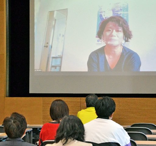 ハラスメントが起こる構造を解説する高山直子さん＝松江市北陵町、テクノアークしまね