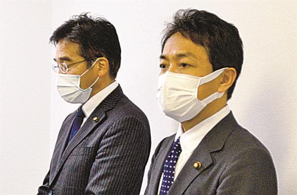 次期衆院選島根２区の対応を説明する国民民主党の玉木雄一郎代表（右）＝松江市御手船場町、労働会館