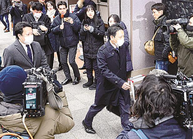 自民党安倍派の事務所に向かう東京地検特捜部の係官=2023年12月、東京都千代田区