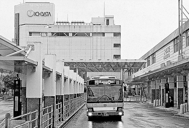 一畑百貨店（左奥）が閉店したＪＲ松江駅北口。「県都の玄関口」再生が課題になっている＝１日午前、松江市朝日町