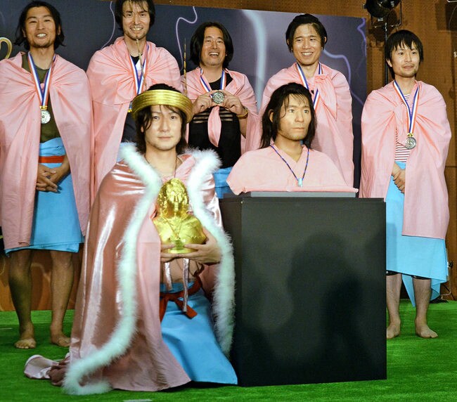 青谷弥生人そっくりさんグランプリに選ばれた吉田昌弘さん（手前左）と復顔像（同右）＝鳥取市青谷町露谷、同市青谷町農林漁業者トレーニングセンター