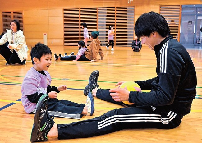 ボールを投げて遊ぶ子ども=浜田市野原町、島根県立大浜田キャンパス