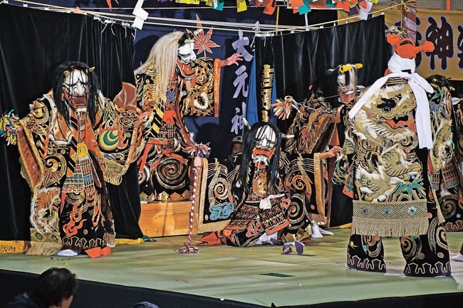 塵輪を舞う日貫才神会の団員=島根県邑南町日貫、日貫公民館