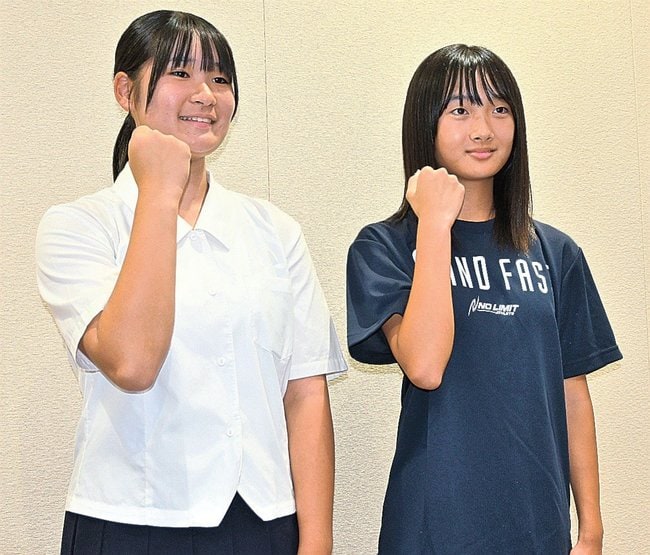 全国大会に向け意気込む新田朋華さん（左）と開凛音さん＝浜田市殿町、市役所