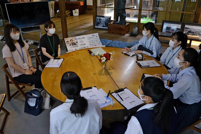 ワークショップで地元社会人（左２人）の話を聞く高校生たち＝安来市安来町、やすぎ懐古館一風亭