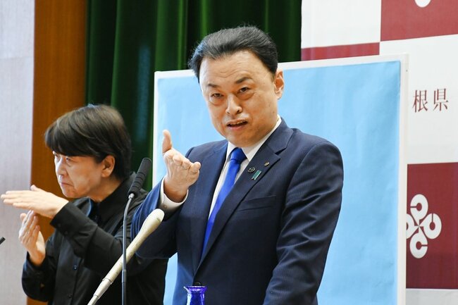 国民民主党に与党入りすべきだと主張する丸山達也知事＝松江市殿町、島根県庁