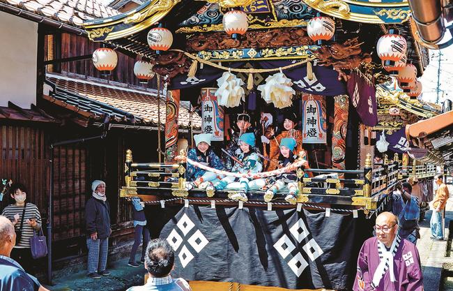 「鷹匠（たかじょう）」や「随神（ずいじん）」の姿の子どもが愛きょうを振りまく「二轉門（にてんもん）」の屋台＝鳥取市鹿野町鹿野