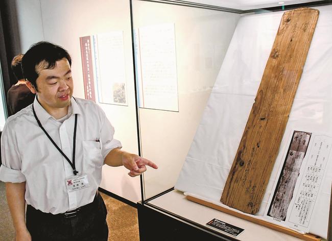 笈神社で見つかった棟札を紹介する高橋周専門研究員＝出雲市大津町、出雲弥生の森博物館