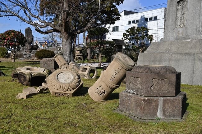 地震で倒壊した亀治公園の石灯ろう＝６日午前１１時１０分、安来市荒島町
