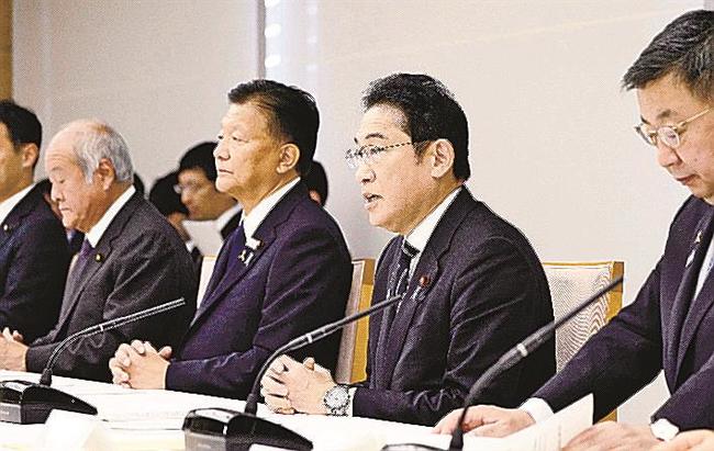 臨時閣議を前に開いた政府与党政策懇談会であいさつする岸田文雄首相（右から２人目）＝２日、首相官邸