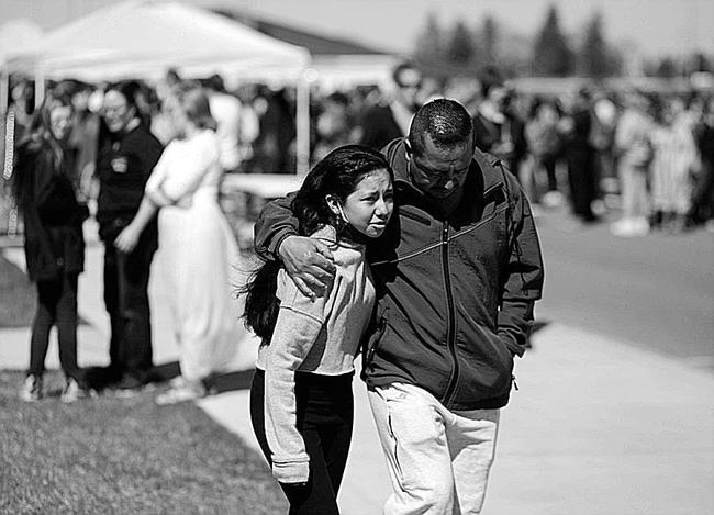 ６日、米アイダホ州リグビーの学校での発砲事件後、抱き合う人々（Ｔｈｅ　Ｉｄａｈｏ　Ｐｏｓｔ―Ｒｅｇｉｓｔｅｒ提供、ＡＰ＝共同）
