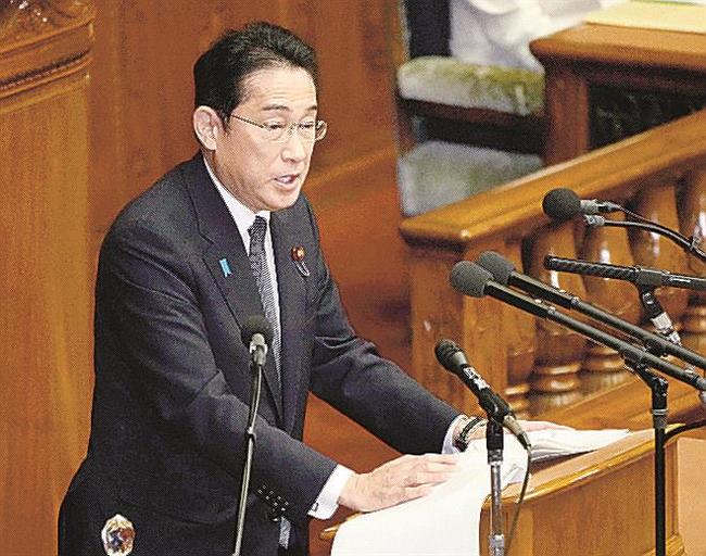 衆院本会議で所信表明演説をする岸田首相＝２３日午後