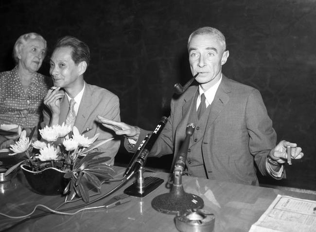 来日し記者会見する米国のオッペンハイマー博士（右）＝１９６０年、東京都内