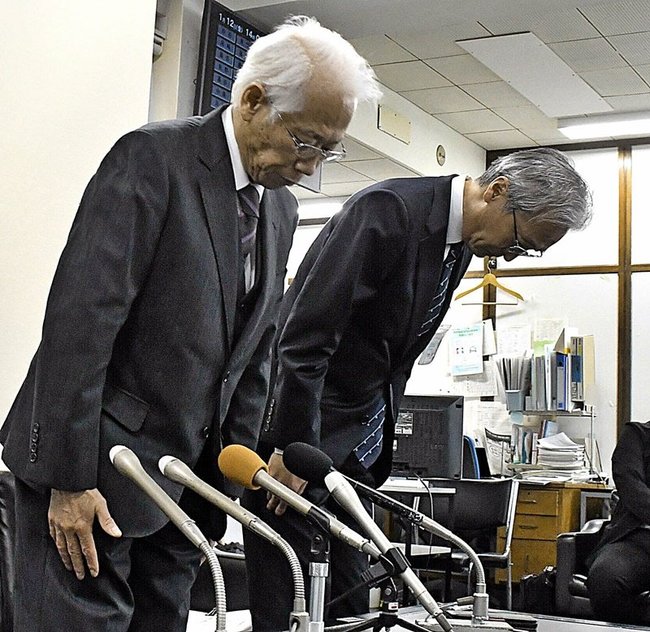 医師によるパワハラを認め謝罪する広岡保明院長（左）＝鳥取市東町１丁目、鳥取県庁
