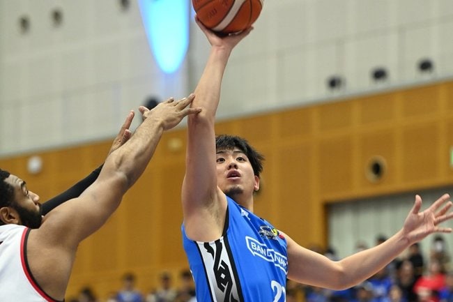 【第２７戦・島根－名古屋Ｄ】第１クオーター、島根の飯尾文哉がシュートを放つ＝カミアリーナ