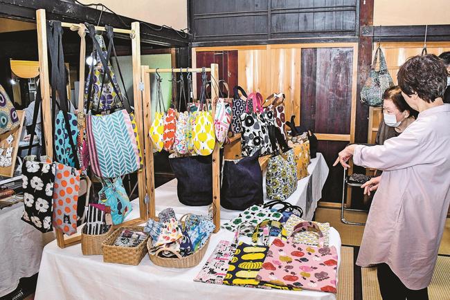 好みの雑貨や布かばんを選ぶ来場者＝出雲市斐川町原鹿、原鹿の旧豪農屋敷