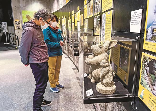 来待石で作られたウサギの石像＝松江市宍道町東来待、来待ストーン