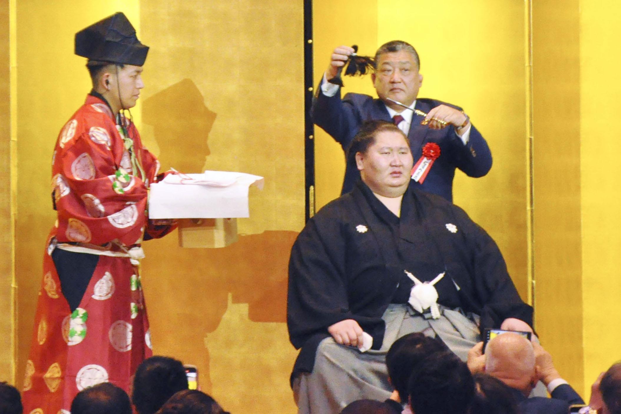 元関脇逸ノ城 涙の断髪式 山陰中央新報デジタル