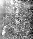 終戦前後ごろに美保海軍航空隊の基地周辺を写した航空写真。上に滑走路の一部、中央から右下に兵舎とみられる建物群がある（航空自衛隊美保基地提供）