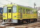 棚田をテーマとした黄緑色の列車＝雲南市木次町里方（木次線利活用推進協議会提供）