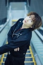 庄司浩平、“憧れの聖地”で撮りおろし さまざまな表情を詰め込んだ卓上