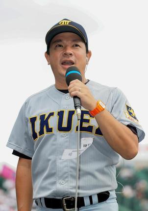 優勝インタビューに答える仙台育英高の須江航監督=8月22日、甲子園球場