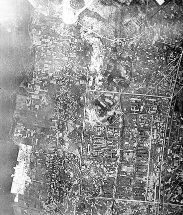 終戦前後ごろに美保海軍航空隊の基地周辺を写した航空写真。上に滑走路の一部、中央から右下に兵舎とみられる建物群がある（航空自衛隊美保基地提供）