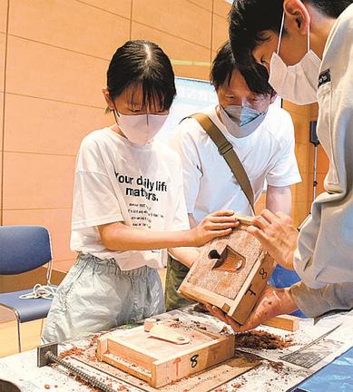 銅鐸の木型を外し、鋳型を完成させる参加者＝松江市朝日町、松江テルサ