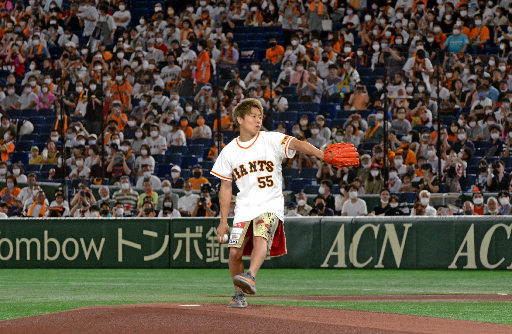 「とっとりデー」と銘打った巨人ー広島戦で始球式を務める武尊選手＝東京都文京区、東京ドーム