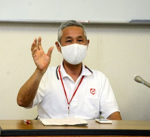 記者会見する田辺洋範会長＝米子市車尾、どらドラパーク米子市民球場