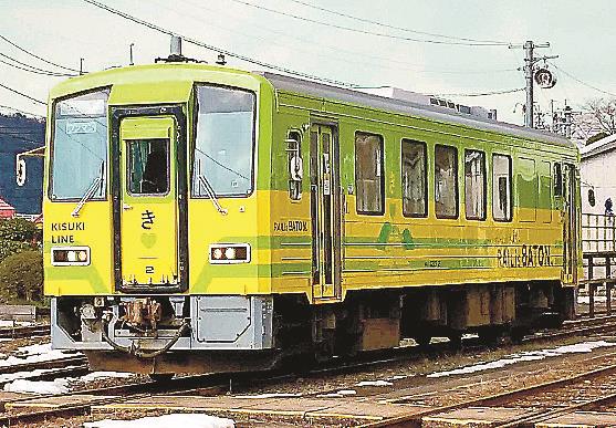 棚田をテーマとした黄緑色の列車＝雲南市木次町里方（木次線利活用推進協議会提供）